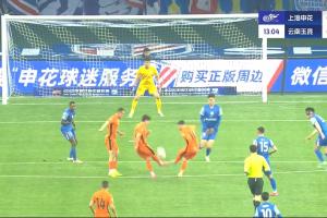 双人射门！侯永永、约尼查两人弧顶处同时起脚，可惜将球打高