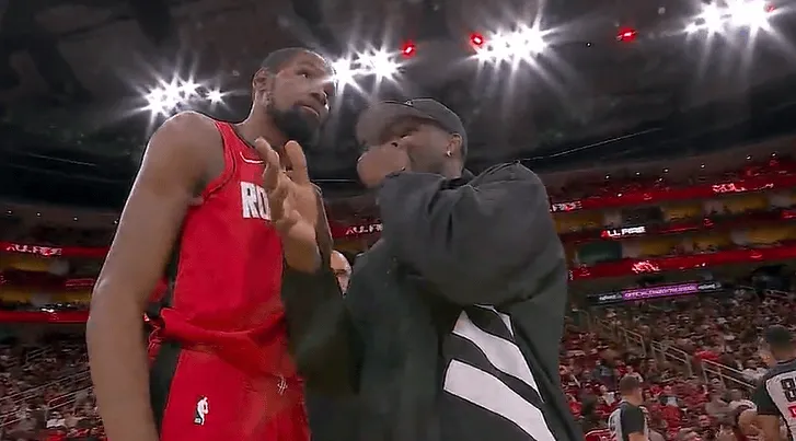 华体会登录-爱德华兹今日因伤休战，暂停期间和杜兰特开心交流